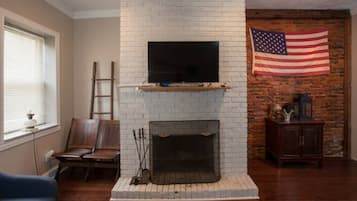 Televisión, chimenea y oficina