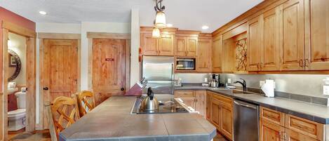 Køleskab, mikrobølgeovn, ovn, kogeplade