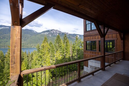 Järvi- ja vuorinäkymät