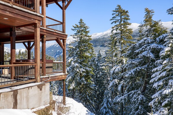 A wooden cabin with a balcony overlooking a snowy forest and mountains. - Lake and Mountain Views (Easton)