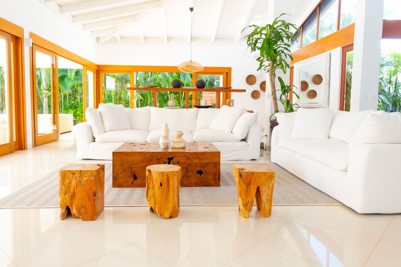 Smart-TV, bøker, filmbibliotek og stereoanlegg