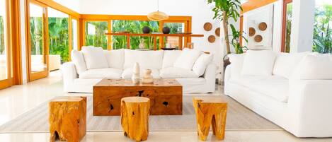 Smart TV, livros, videoteca, aparelho de som