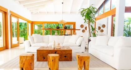 Trooppinen moderni huvila, jossa 5 tähden henkilökunta ja 1 kortti, kävelyetäisyydellä rannalta