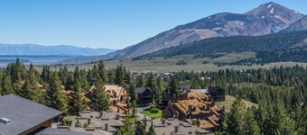 Eagle Run #204 - Luxury Ski-In Ski-Out / Slope-Side; 3 Bedroom