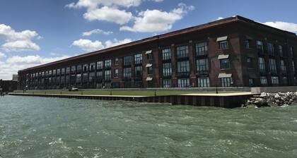 Spectacular Waterfront Condo Retreat For 6 w/ Cedar Point View!