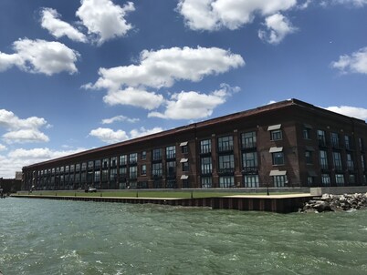 Spectacular Waterfront Condo Retreat For 6 w/ Cedar Point View!