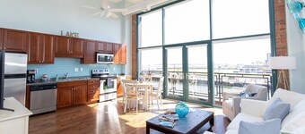 Spectacular Waterfront Condo Retreat For 6 w/ Cedar Point View!