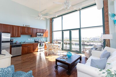 Spectacular Waterfront Condo Retreat For 6 w/ Cedar Point View!