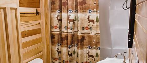 Combined shower/bathtub, hair dryer, towels, soap