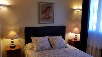 Chambre Double | Bureau, fer et planche à repasser, Wi-Fi gratuit, draps fournis