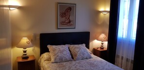 Kamar Double | Meja kerja, setrika/meja setrika, Wi-Fi gratis, dan seprai linen
