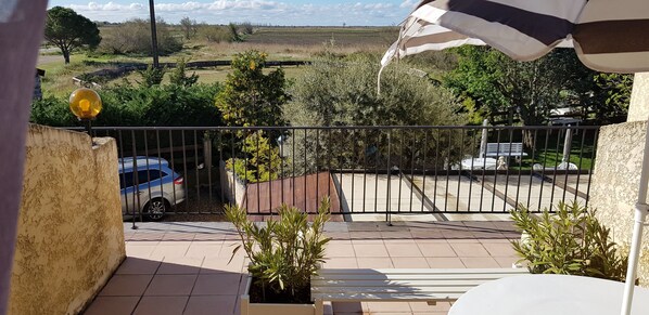 Double Room, Terrace | Desk, iron/ironing board, free WiFi, bed sheets - Longo Maï (Arles)