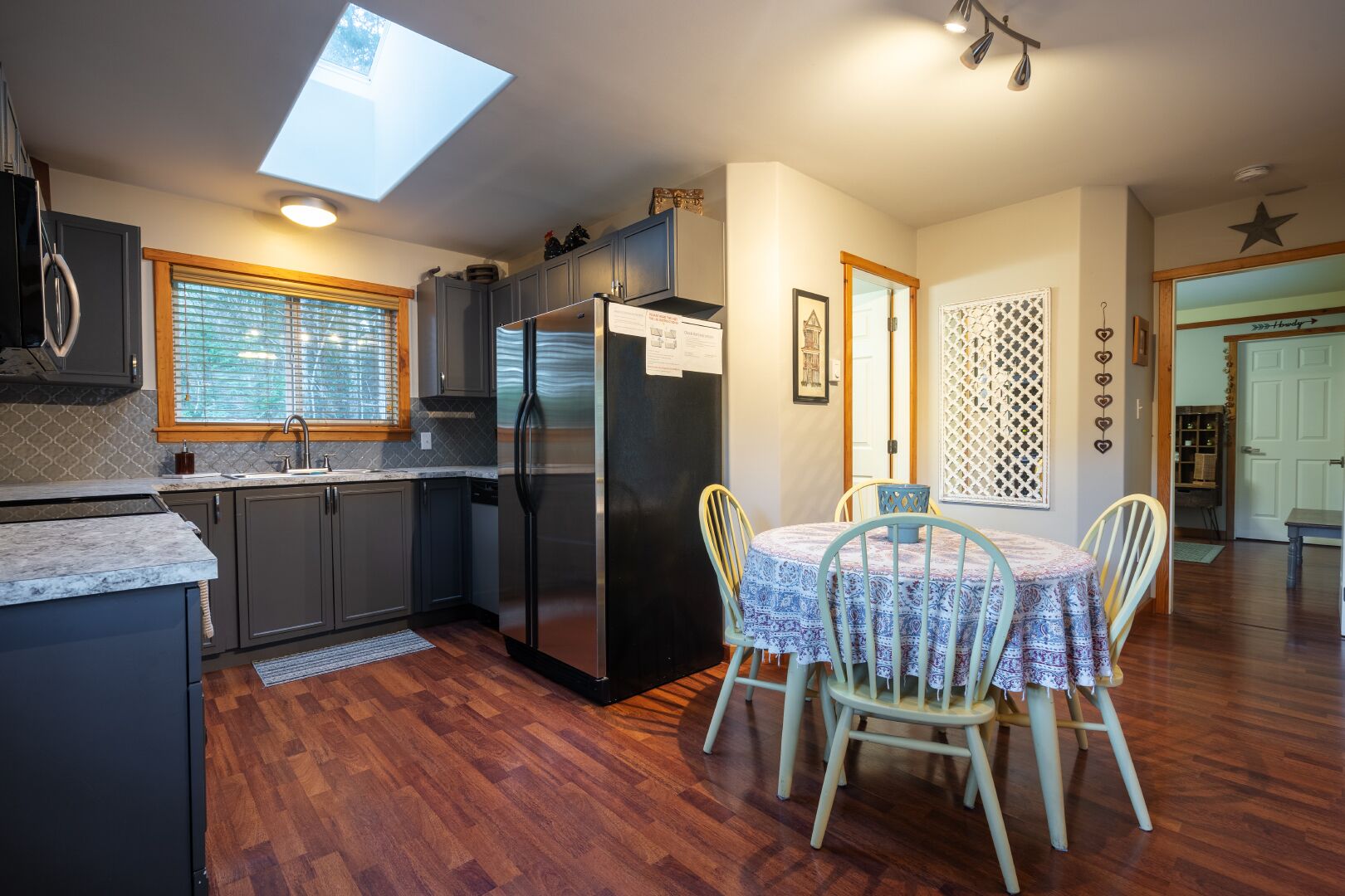 Cozy Cabin Getaway. Fireplace, king bed, hot tub, Pet OK.