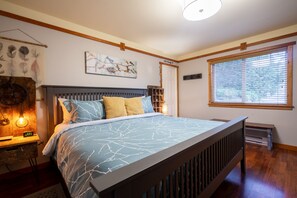 1 bedroom, free WiFi, bed sheets - Cozy Cabin Getaway. Fireplace, king bed, hot tub, Pet OK. (Metchosin)