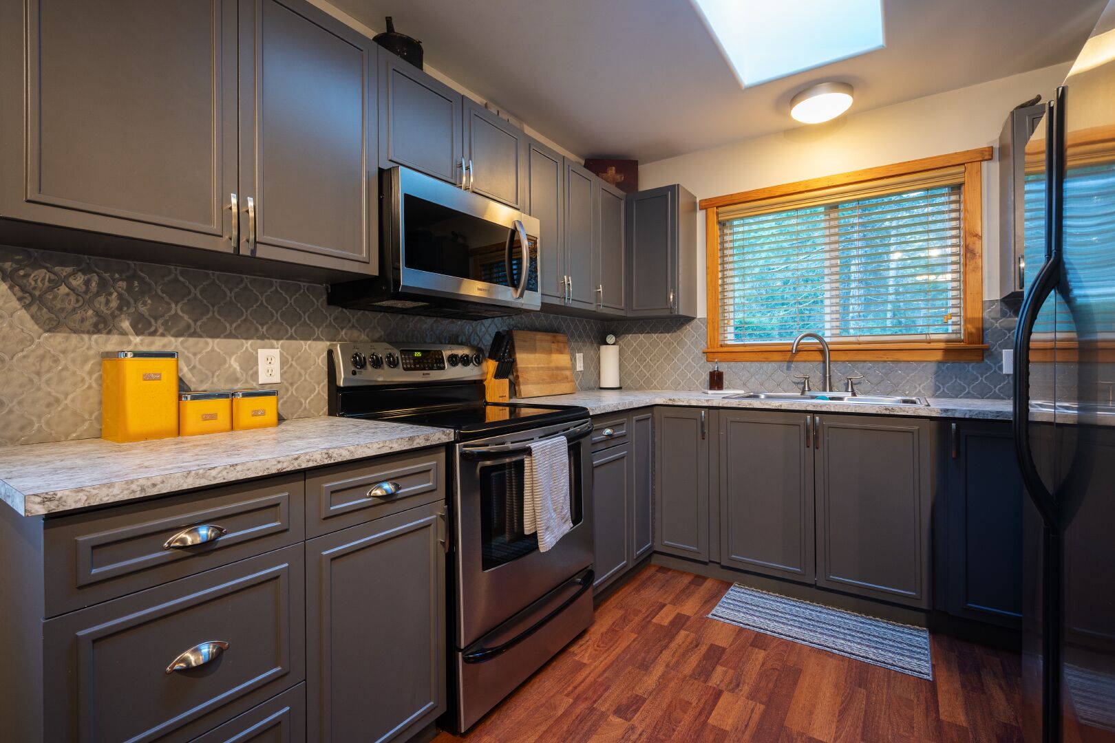 Cozy Cabin Getaway. Fireplace, king bed, hot tub, Pet OK.