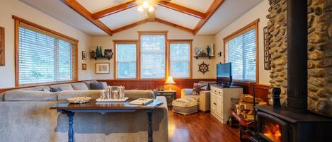 Smart-TV, Kamin, DVD-Player, Bücher