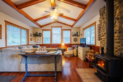 Cozy Cabin Getaway. Fireplace, king bed, hot tub, Pet OK.