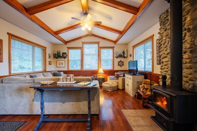 Cozy Cabin Getaway. Fireplace, king bed, hot tub, Pet OK.