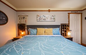 1 bedroom, free WiFi, bed sheets - Cozy Cabin Getaway. Fireplace, king bed, hot tub, Pet OK. (Victoria)