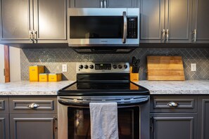 Fridge, microwave, oven, stovetop - Cozy Cabin Getaway. Fireplace, king bed, hot tub, Pet OK. (Victoria)