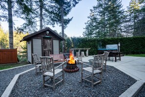 Property grounds - Cozy Cabin Getaway. Fireplace, king bed, hot tub, Pet OK. (Metchosin)