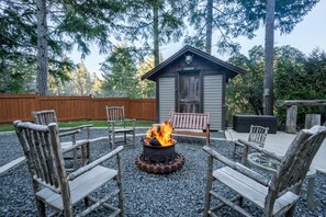 Terrace/patio - Cozy Cabin Getaway. Fireplace, king bed, hot tub, Pet OK. (Victoria)