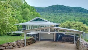 Una casa moderna con vialetto coperto e pareti in pietra.