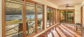 Perfect Getaway on the Water Beautiful Gorge Views 11 miles to Downtown