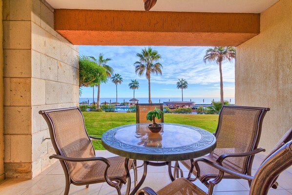 Outdoor dining - Beach Front Convenience..Steps to the Beach and Pool !  (Puerto penasco)