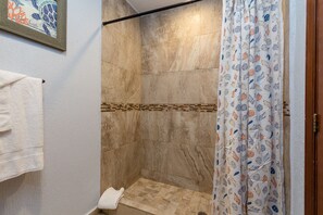 Dusche, Haartrockner, Handtücher, Seife