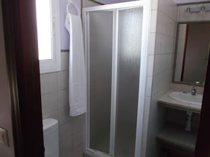 Quarto casal ou duplo | Banheiro | Chuveiro, produtos de toalete grátis, secador de cabelo