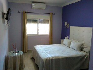 Quarto casal ou duplo | Escrivaninha, cortinas blackout, berços grátis, Wi-Fi de cortesia