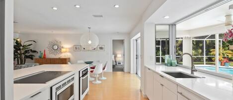 Kylskåp, mikrovågsugn, ugn och spishäll