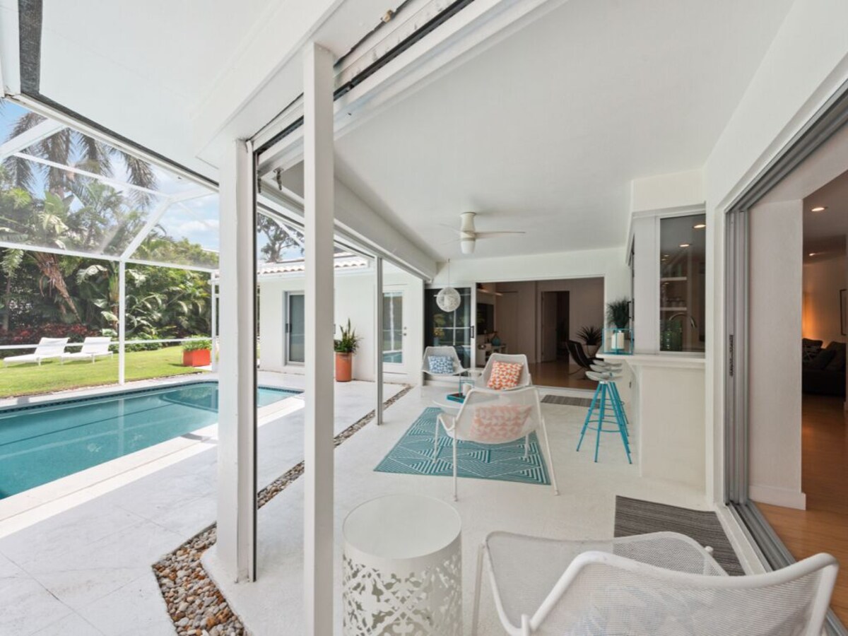 Photo 5 of Modern, Luxurious Villa in Park Shore w/Private Beach Access & Heated Pool