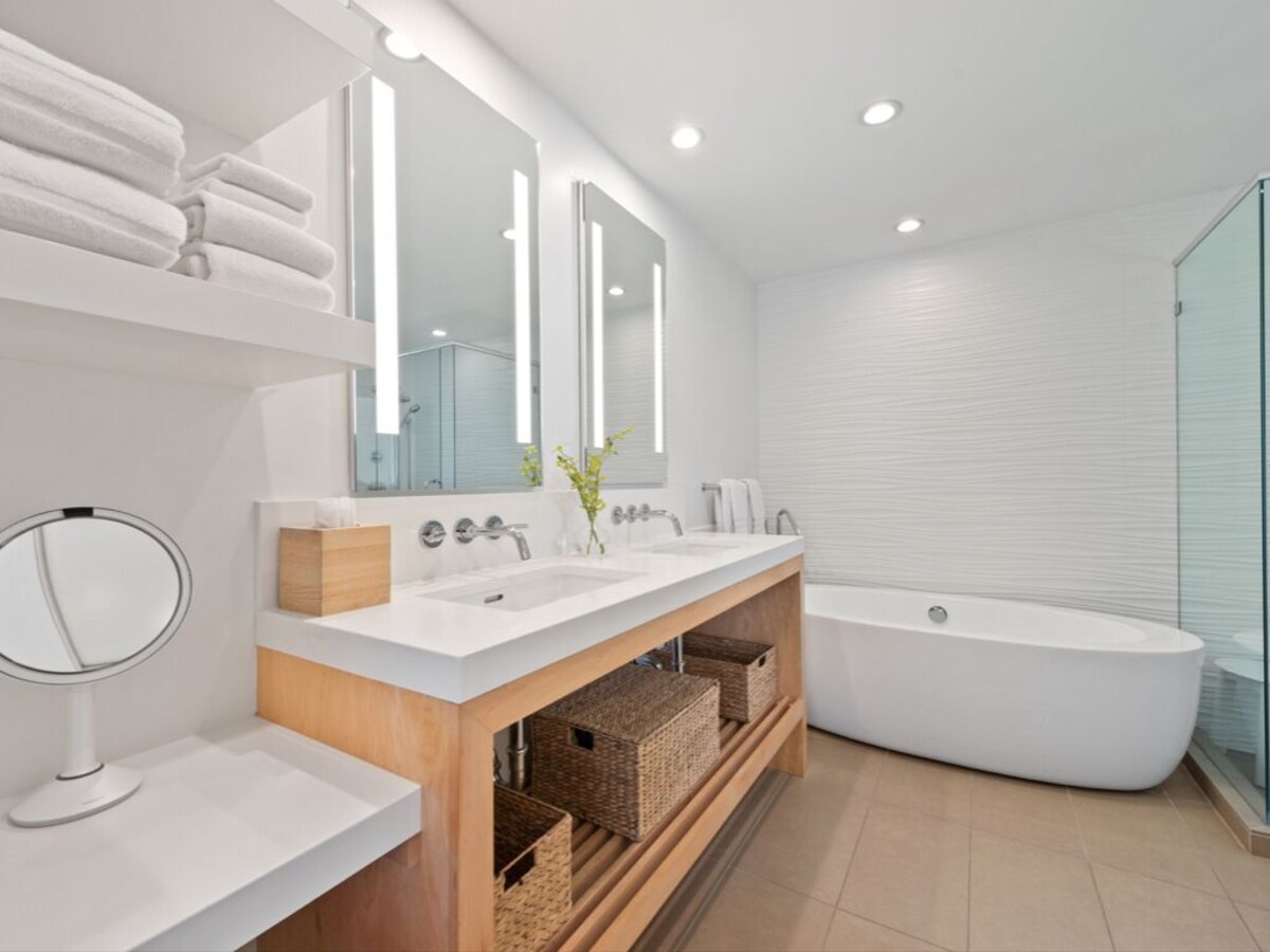 Photo 18 of Modern, Luxurious Villa in Park Shore w/Private Beach Access & Heated Pool