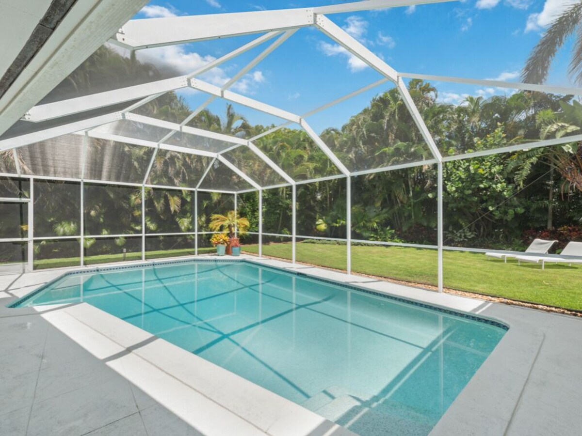 Photo 6 of Modern, Luxurious Villa in Park Shore w/Private Beach Access & Heated Pool