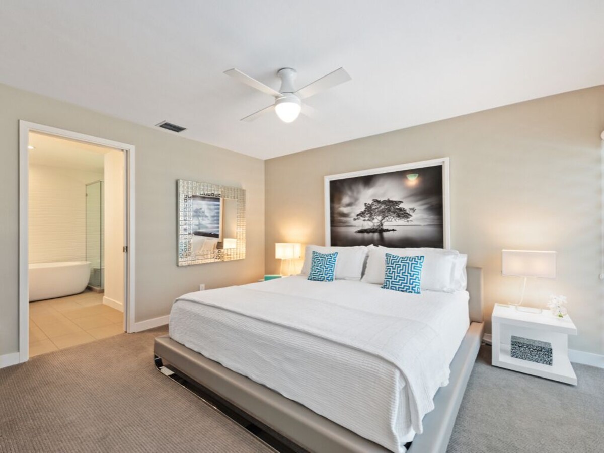 Photo 17 of Modern, Luxurious Villa in Park Shore w/Private Beach Access & Heated Pool