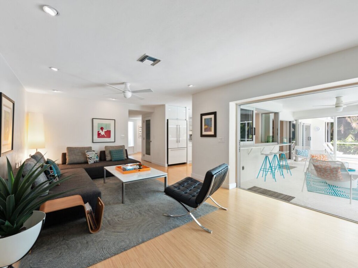 Photo 10 of Modern, Luxurious Villa in Park Shore w/Private Beach Access & Heated Pool