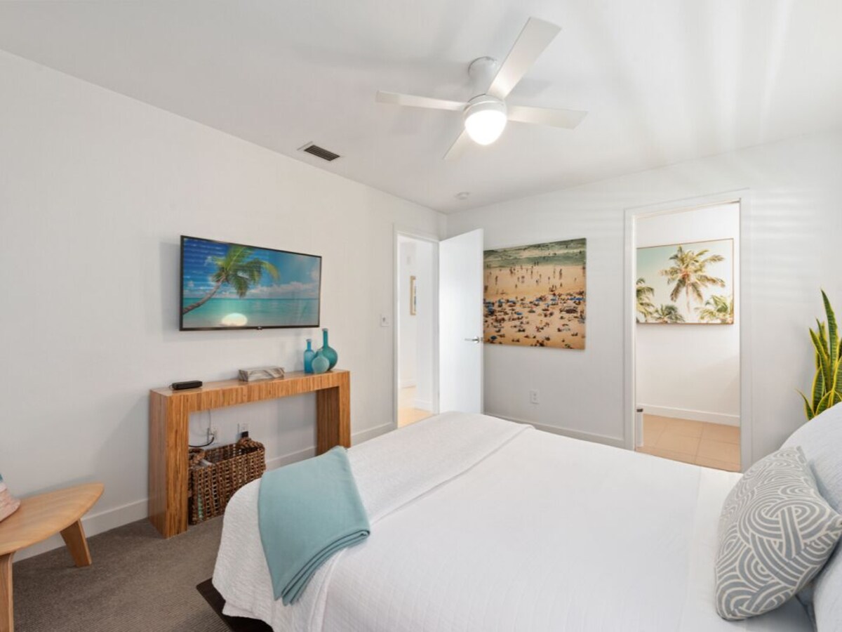 Photo 21 of Modern, Luxurious Villa in Park Shore w/Private Beach Access & Heated Pool