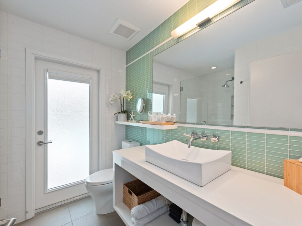 Photo 25 of Modern, Luxurious Villa in Park Shore w/Private Beach Access & Heated Pool