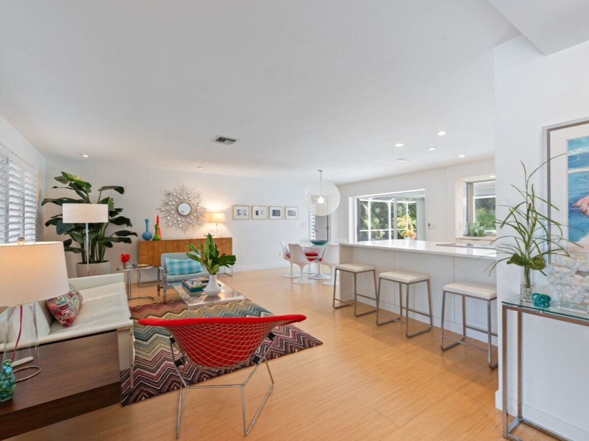 Modern, Luxurious Villa in Park Shore w/Private Beach Access & Heated Pool