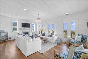 Smart TV, chimenea y tenis de mesa