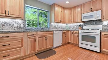 Een koelkast, een magnetron, een oven, een kookplaat