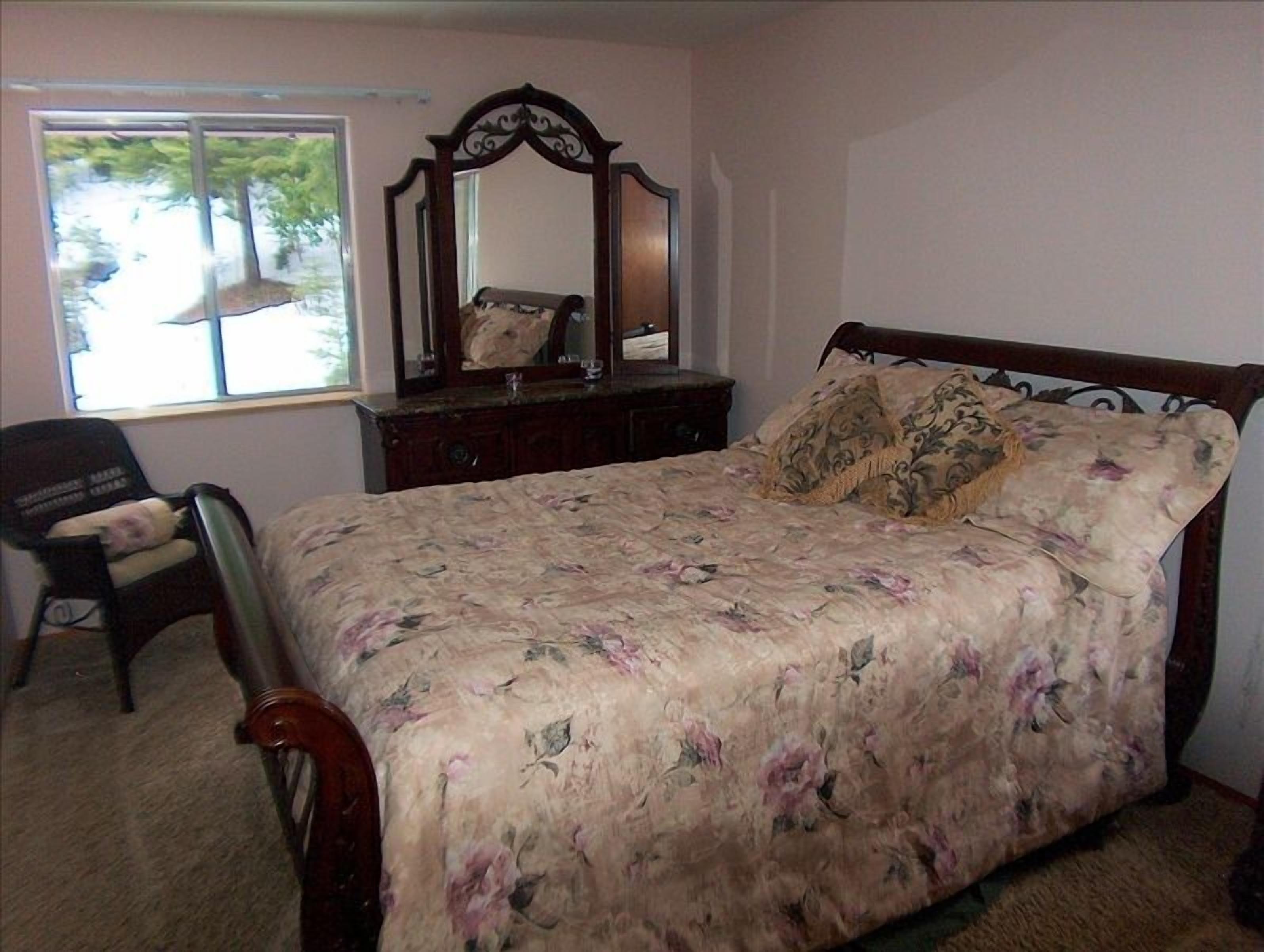 Gorgeous Home on 6 Scenic & Private Acres-Close to many lakes and rivers