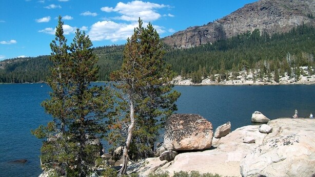 A rocky shoreline with a clear lake and mountains in the background. - Gorgeous Home on 6 Scenic & Private Acres-Close to many lakes and rivers (Pioneer)