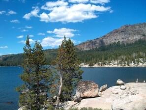 A rocky shoreline with a clear lake and mountains in the background. - Gorgeous Home on 6 Scenic & Private Acres-Close to many lakes and rivers (Pioneer)