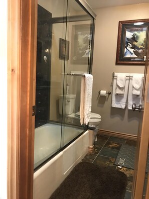 Haartrockner, Handtücher, Toilettenpapier