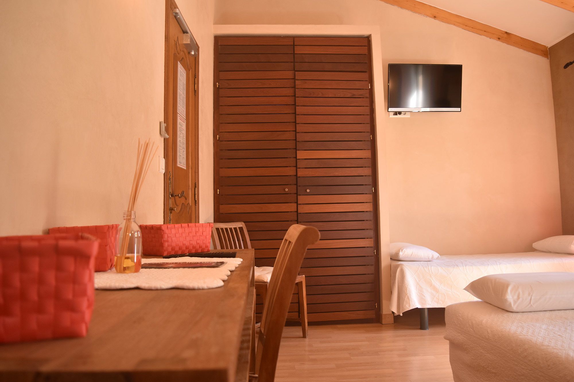 triple room | soundproofing, cots/infant beds, free wifi, bed sheets