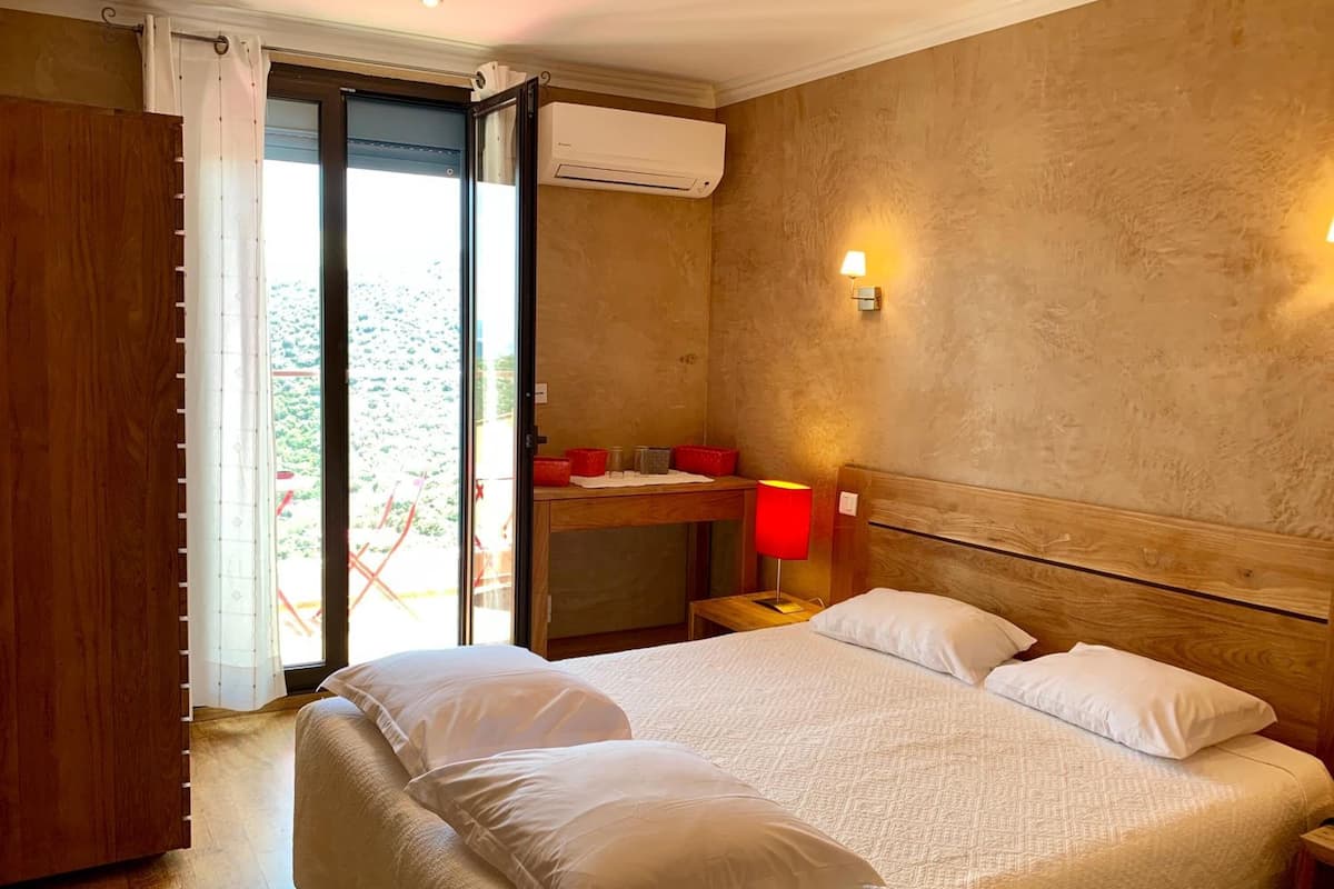 soundproofing, cots/infant beds, free wifi, bed sheets