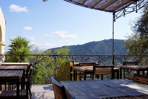 Outdoor dining - A Pasturella (Monticello)